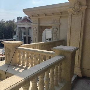 福州 黄金麻别墅外墙干挂雕花配合阳台栏杆花瓶柱