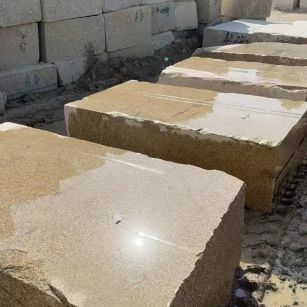 福州 黄金麻方料堆场洗料分选中，原材料充足