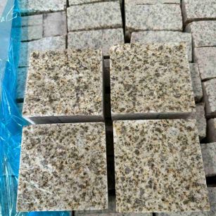 福州 黄金麻花岗岩自然面小方块，弹石，马蹄石等