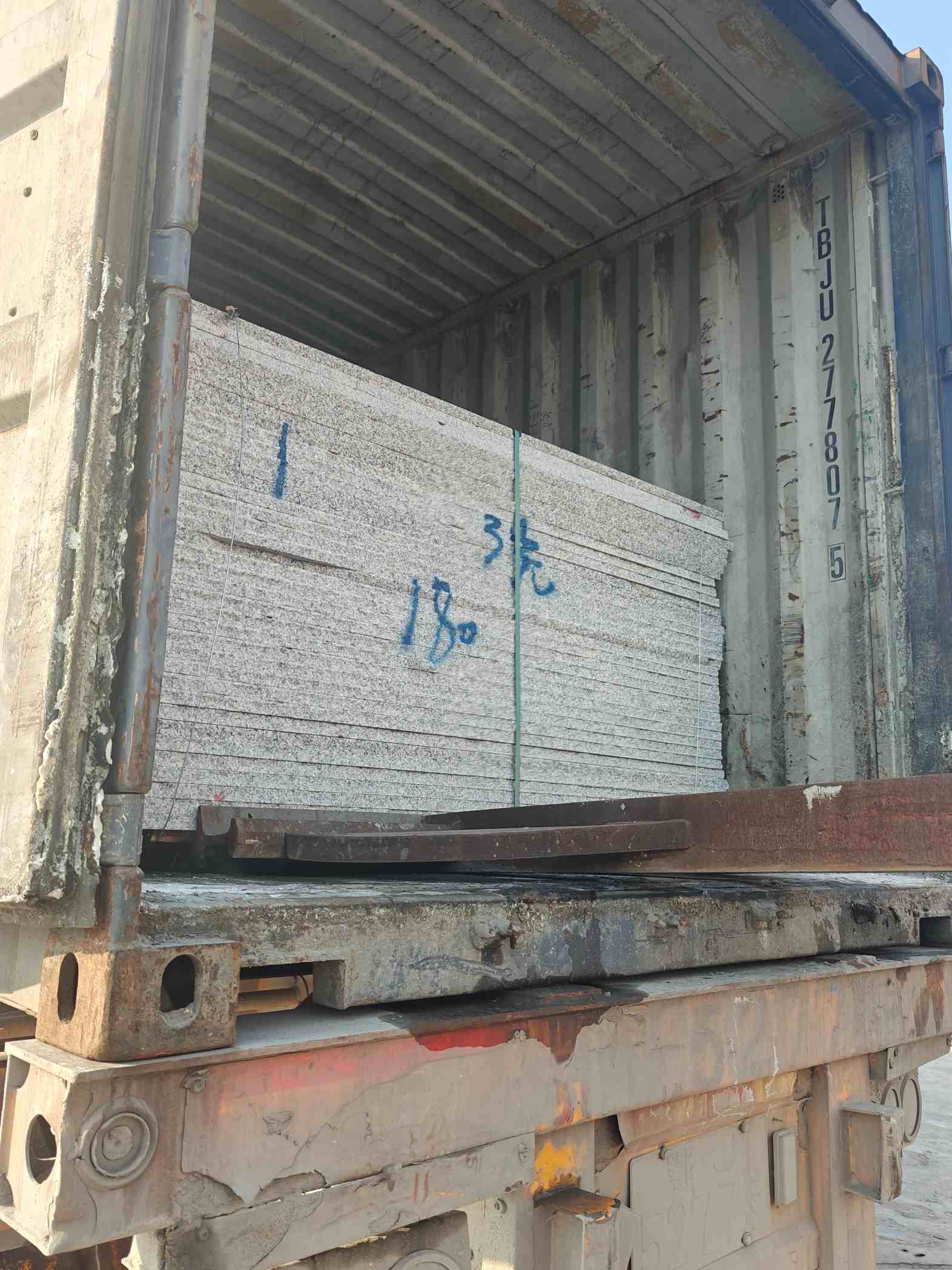 福州 芝麻白花岗岩石材3.0公分光面毛板装柜出货