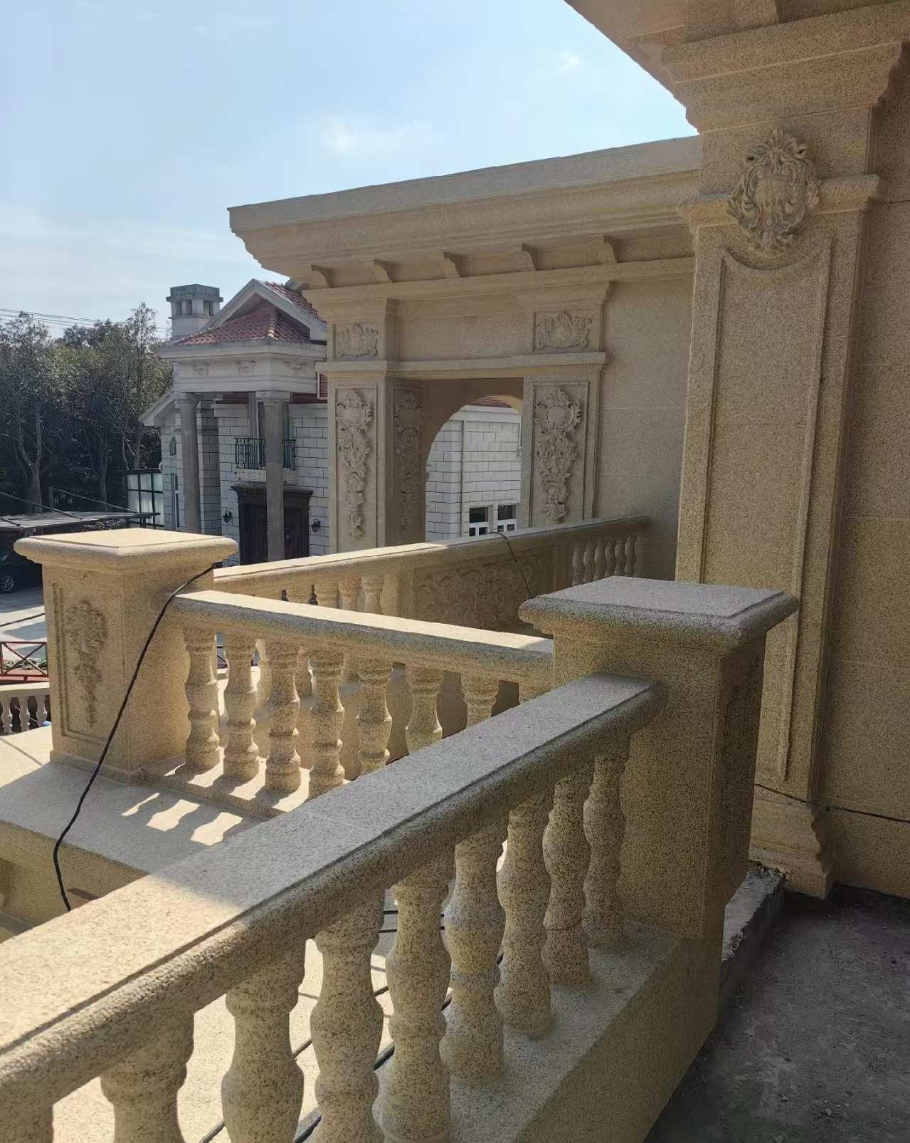 福州 黄金麻别墅外墙干挂雕花配合阳台栏杆花瓶柱