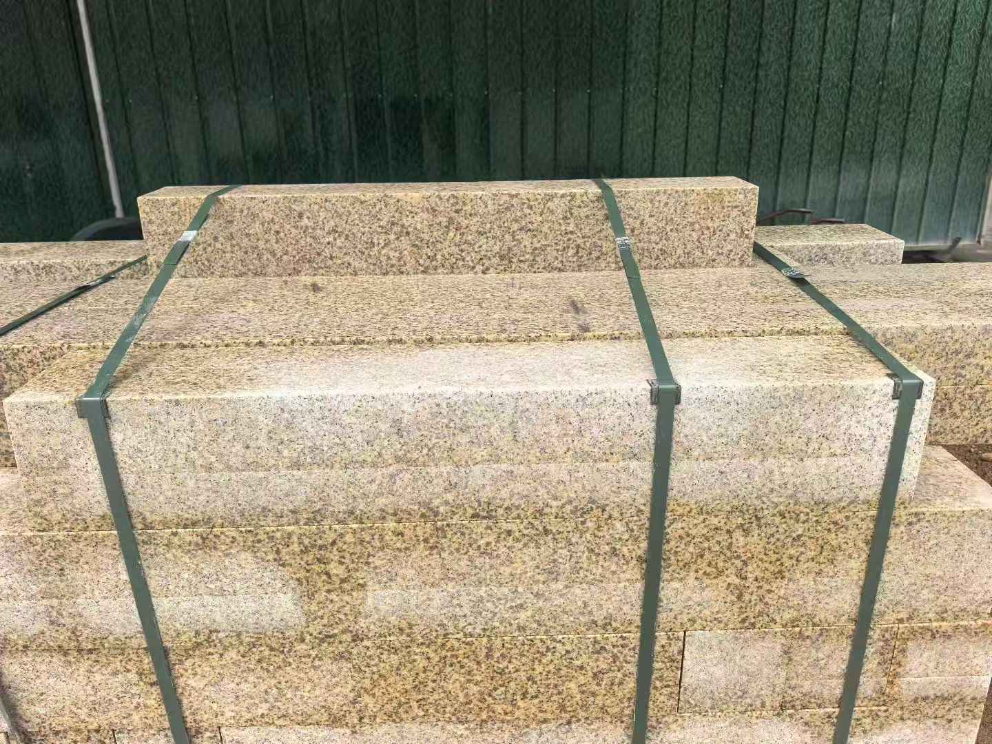 福州 黄金麻花岗岩石材机切面栏杆料半成品