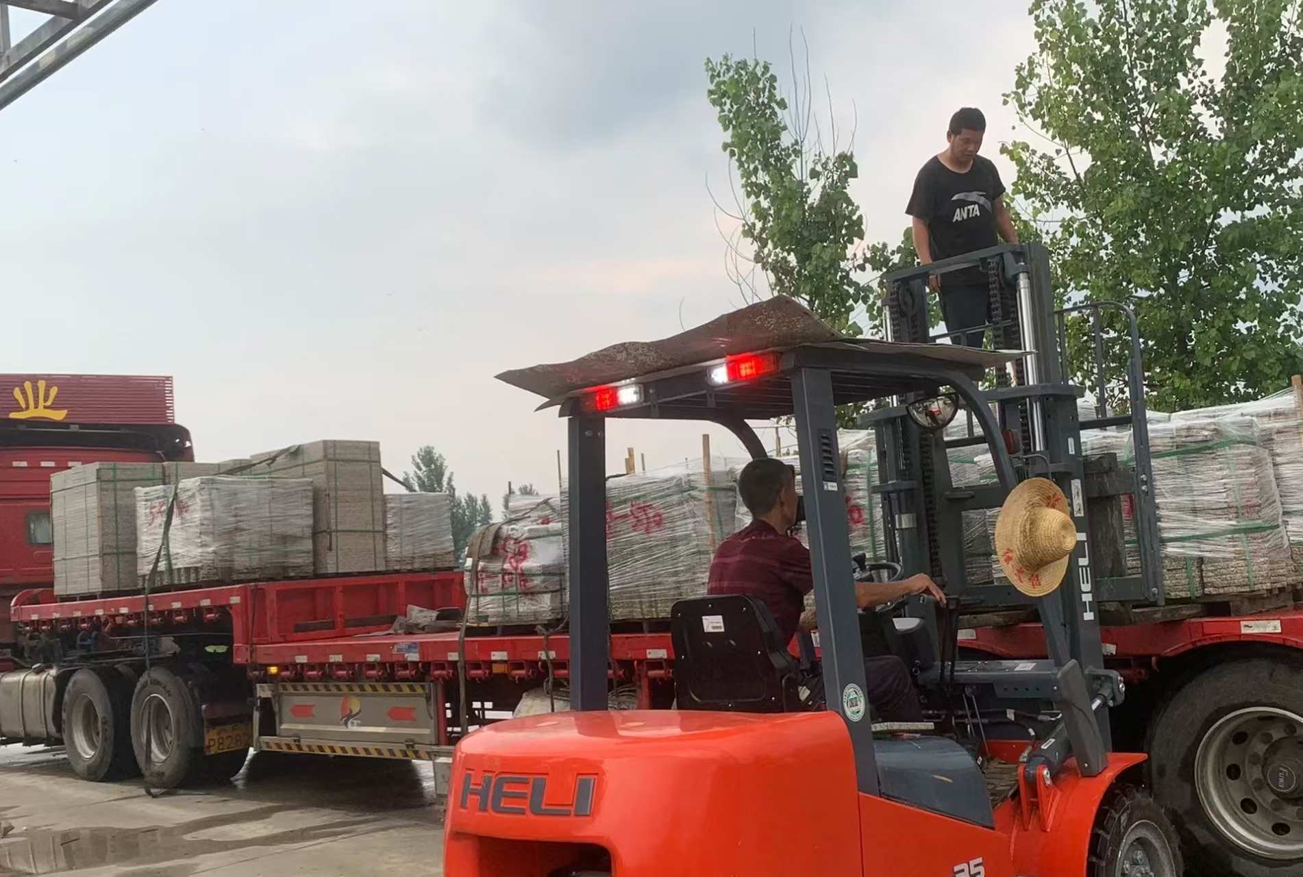 福州 黄金麻冰裂纹，地铺石装车