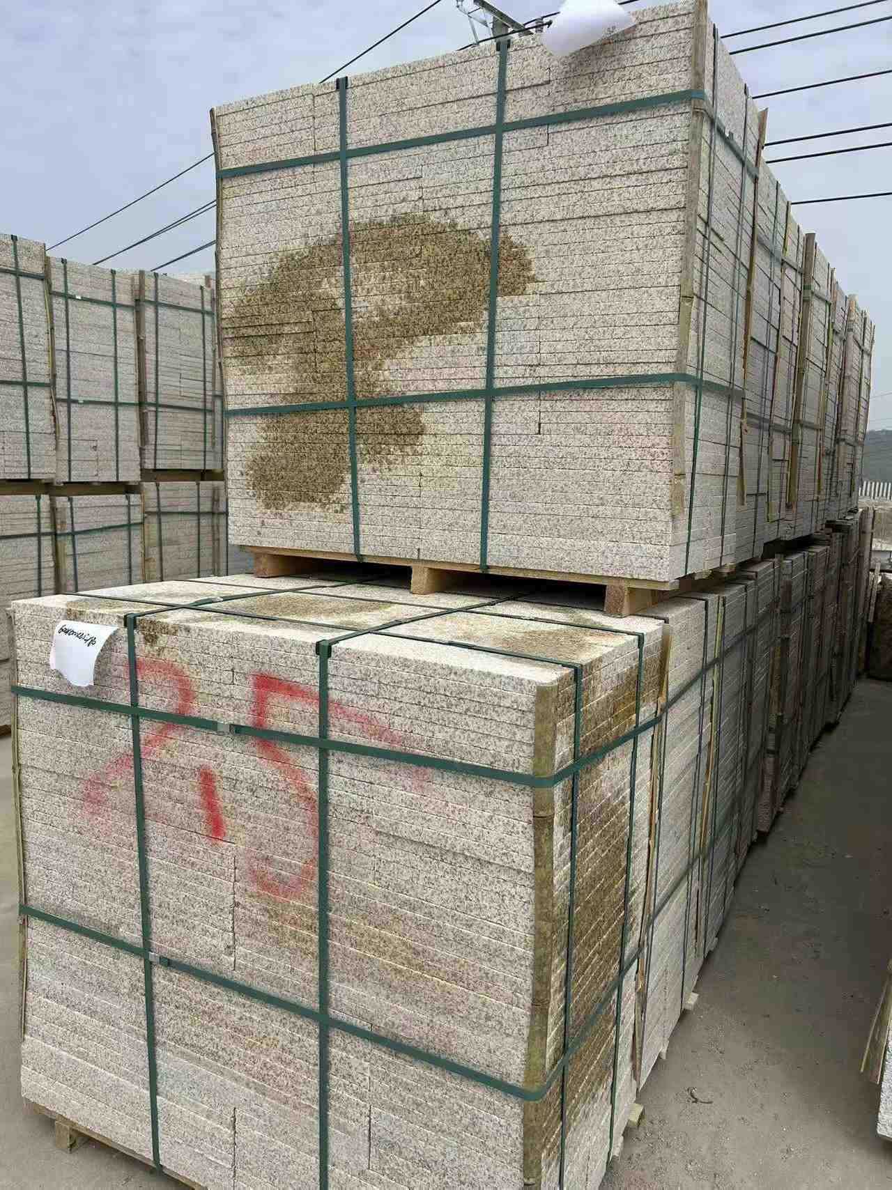 福州 黄金麻花岗岩石材荔枝面地铺石2.5*300*600