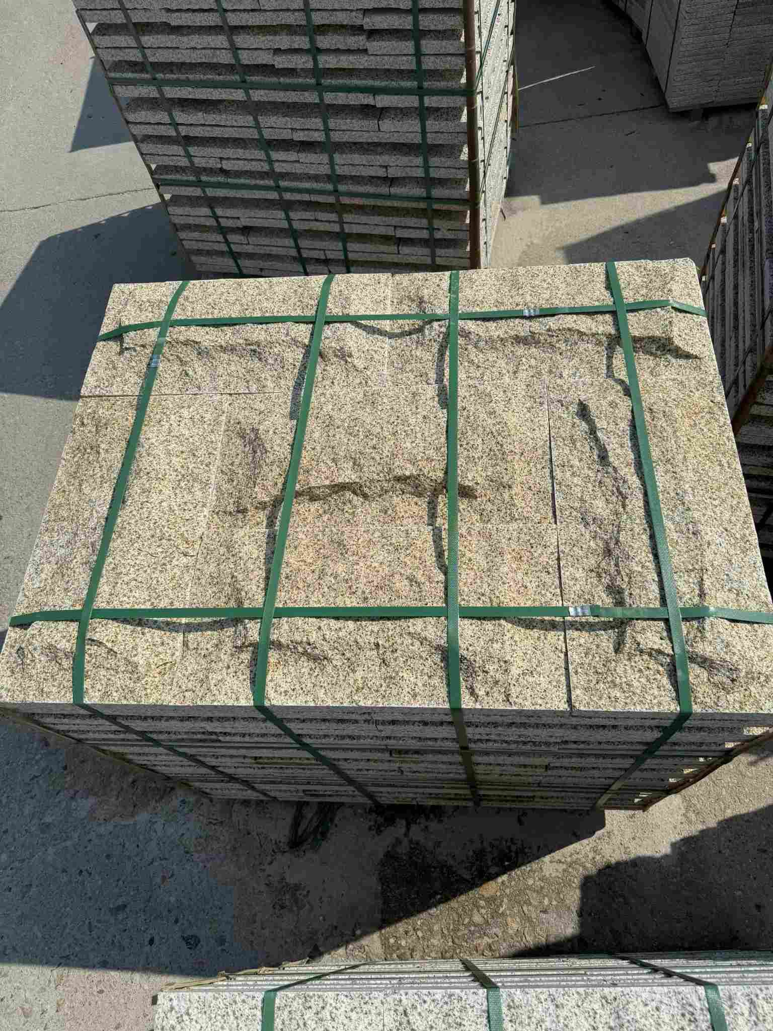 福州 黄金麻花岗岩石材自然面蘑菇石成品