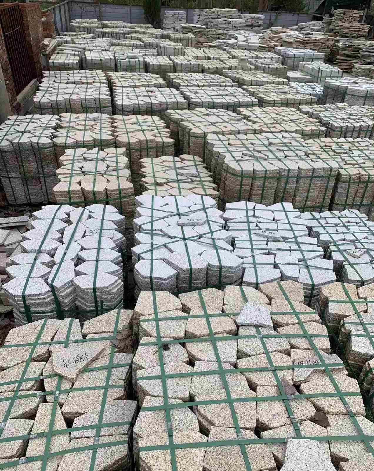 福州 黄金麻白麻花岗岩荔枝面地铺石(冰裂纹)