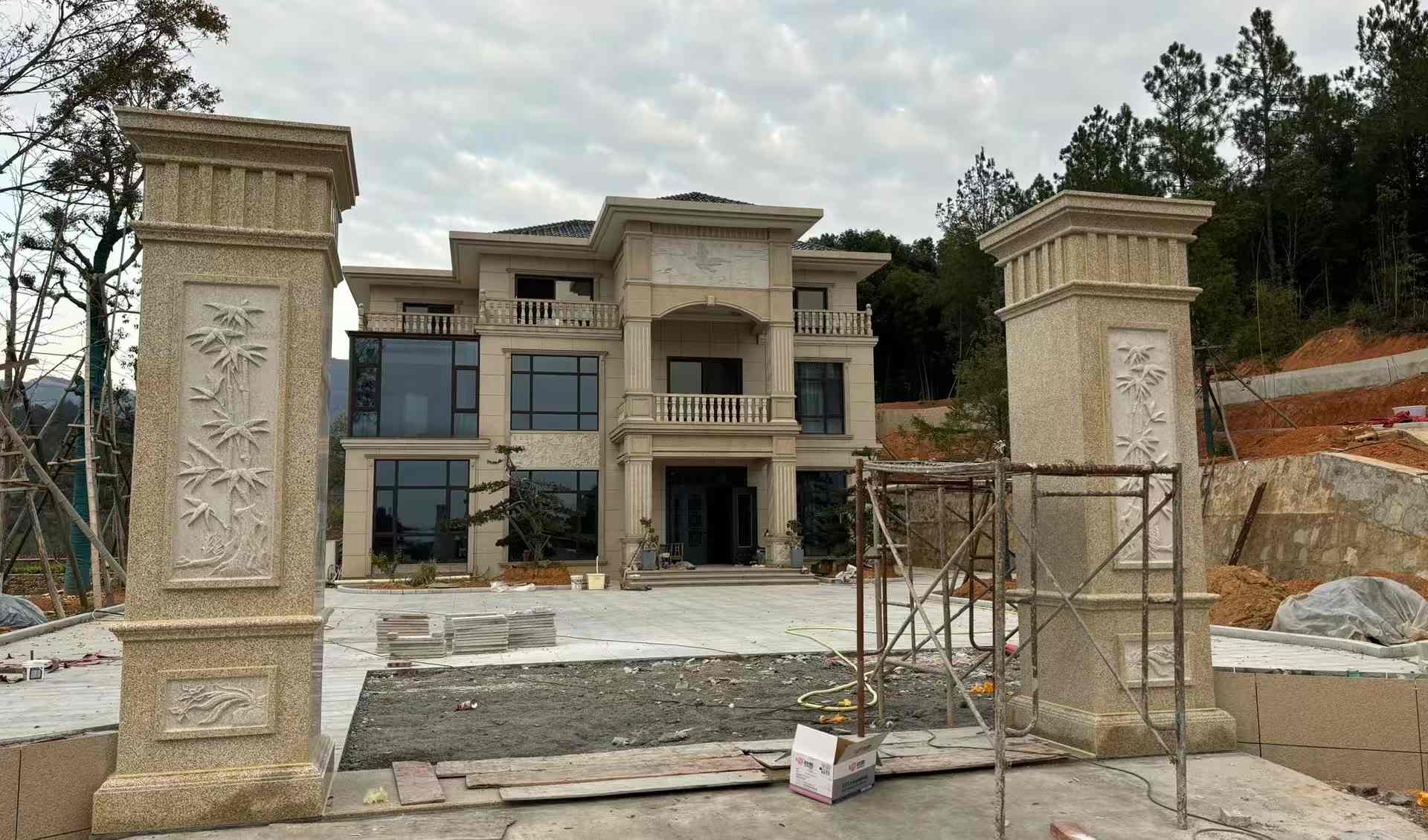 福州 黄金麻花岗岩别墅雕花外墙干挂配上门口雕花罗马柱