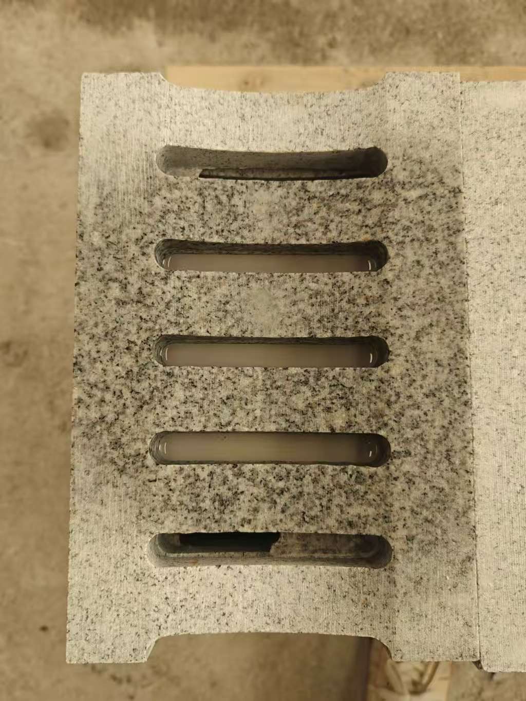 福州 芝麻白拉丝面花岗岩U型开槽排水槽