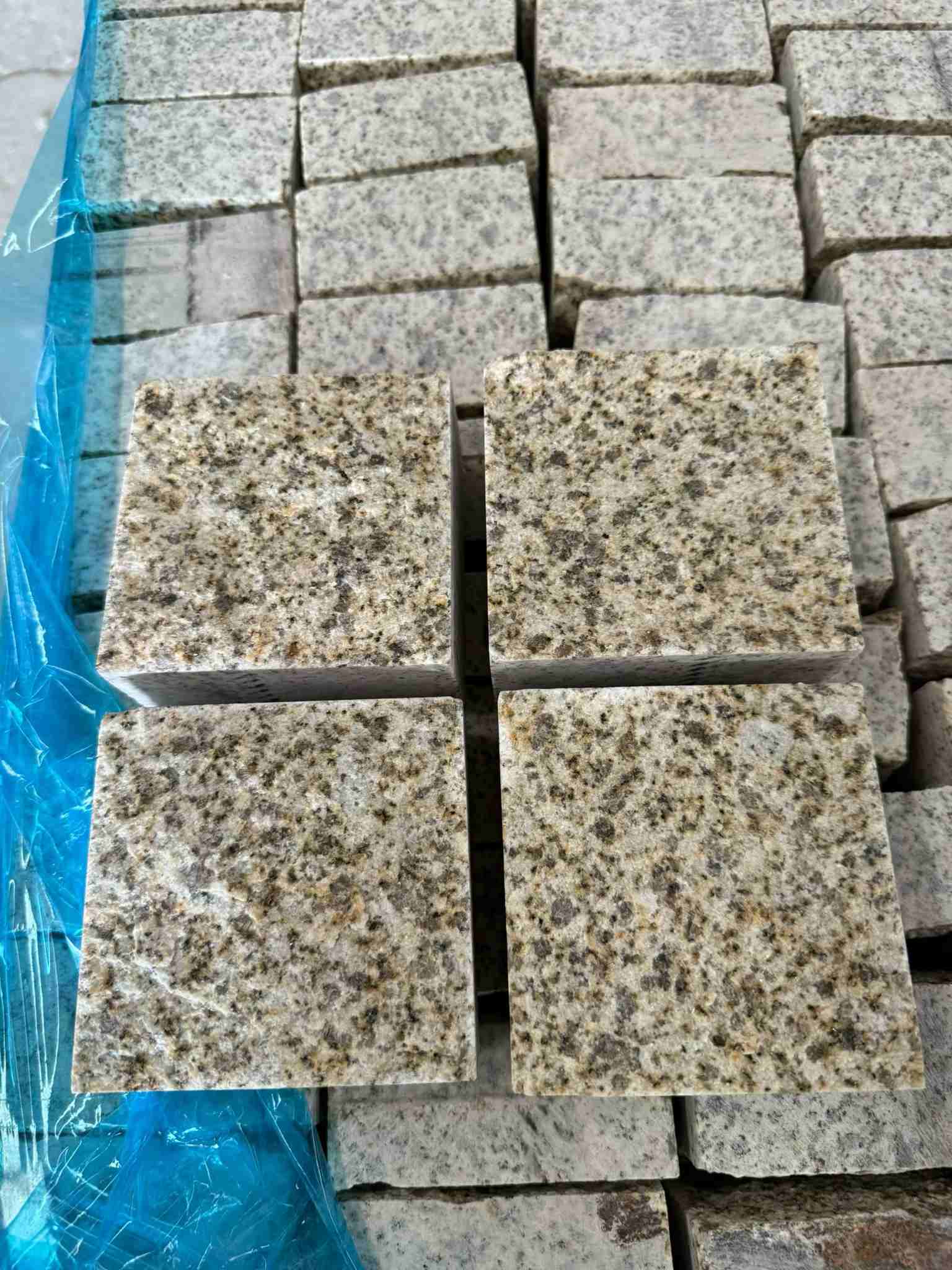 福州 黄金麻花岗岩自然面小方块，弹石，马蹄石等