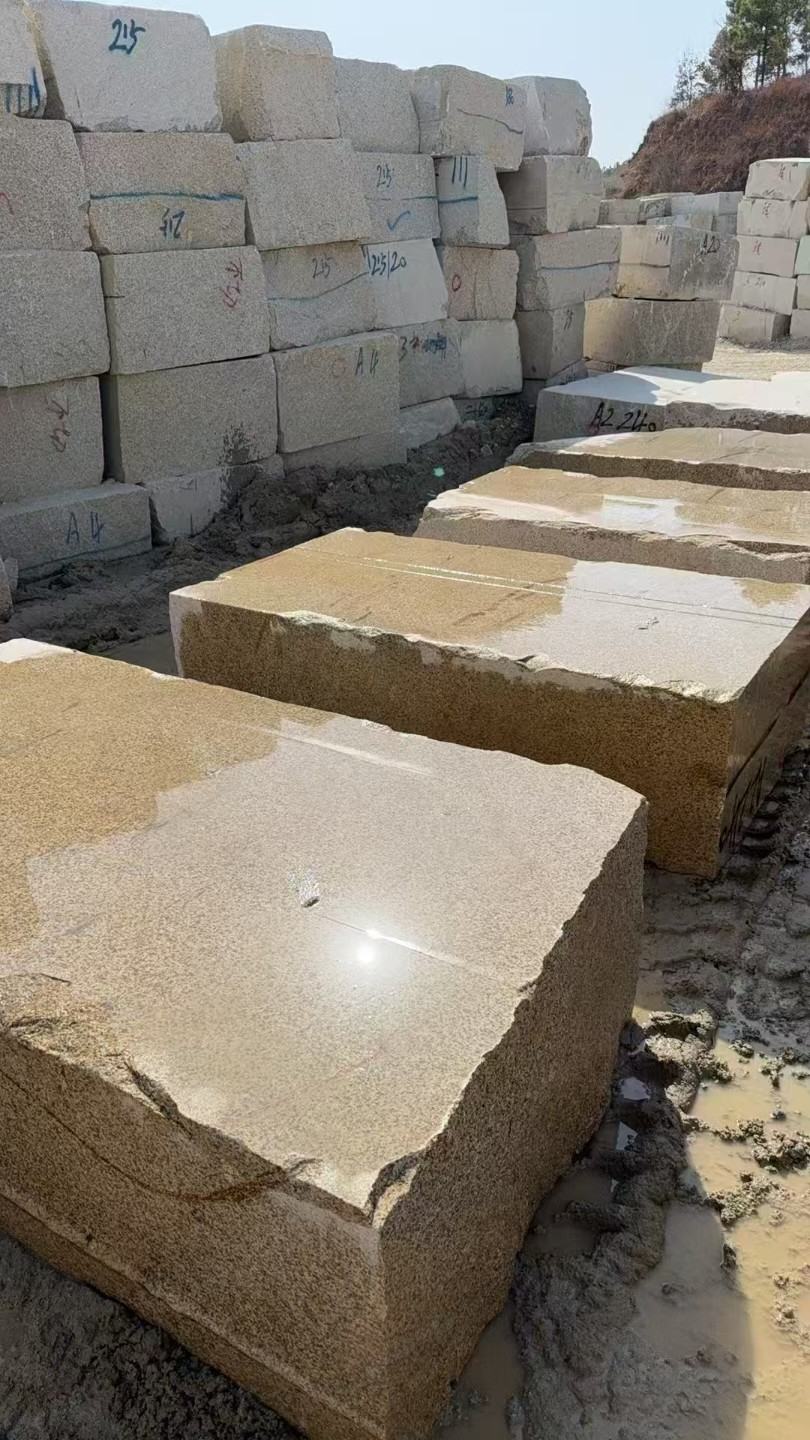 福州 黄金麻方料堆场洗料分选中，原材料充足