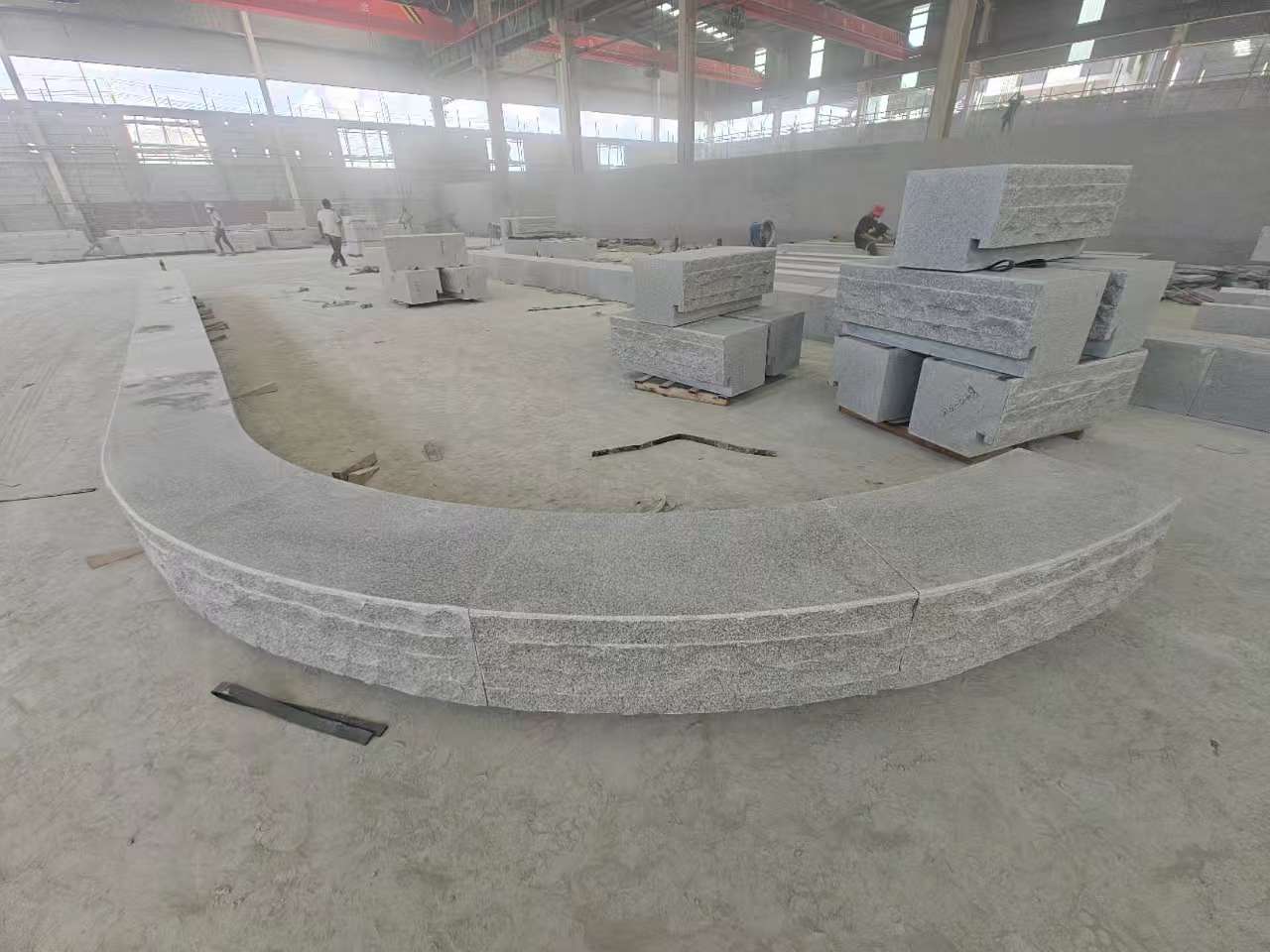 福州 芝麻白异形坐凳，自然面光面弧形加工